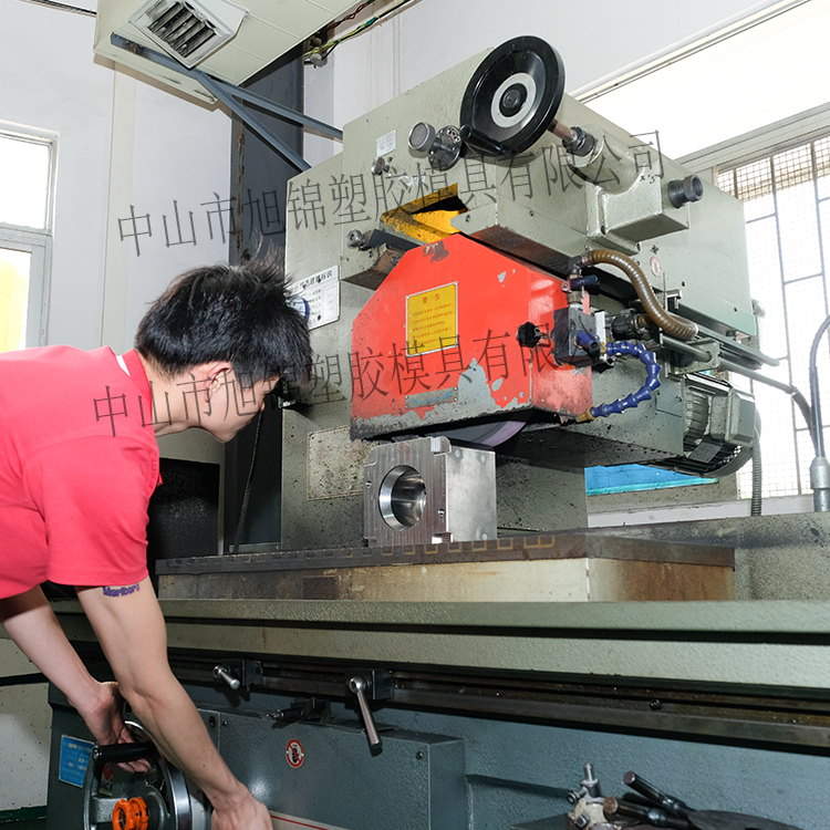 旭錦注塑模具生產(chǎn)廠家工模車間車床